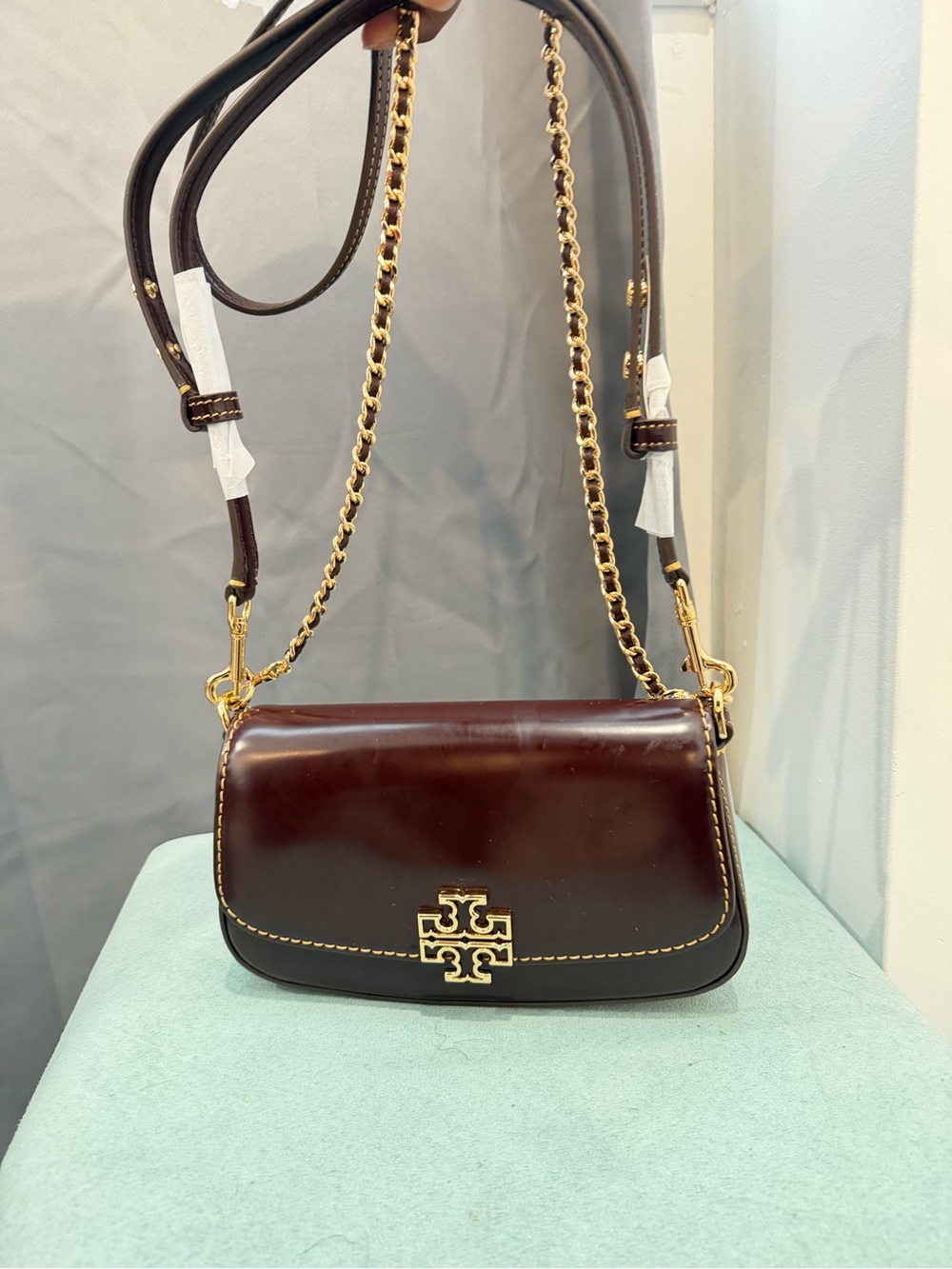 Tory Burch Burgundy Leather Crossbody with Gold Logo - Picture 2 of 5